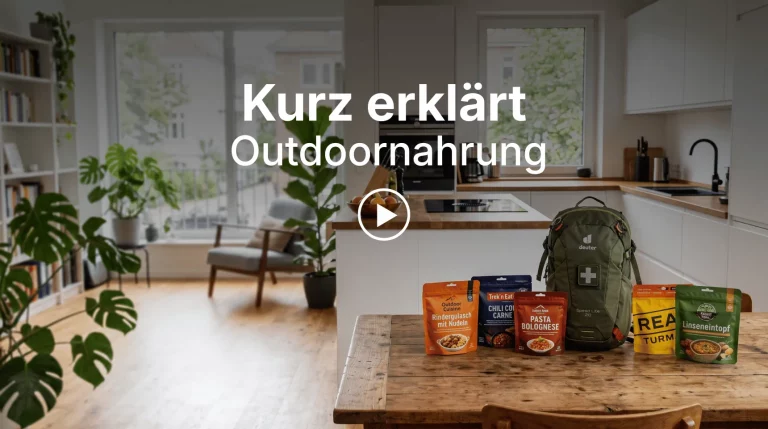 Vorschaubild der Videoreihe &bdquo;Kurz erkl&auml;rt&ldquo; zum Thema Outdoornahrung mit Notfallrucksack und gefriergetrockneten Mahlzeiten auf einem K&uuml;chentisch.